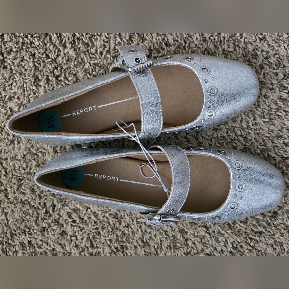 Report Silver Metallic Flats with Classic Design